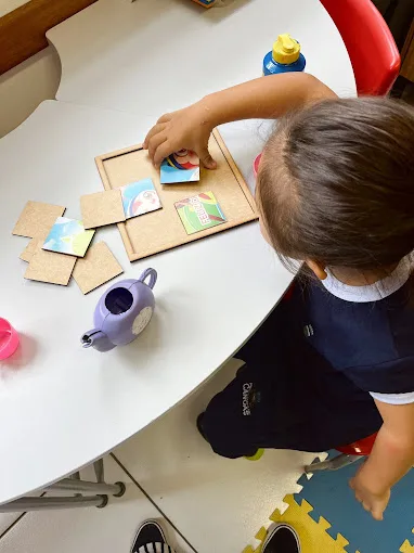 Criança montando um quebra-cabeça durante a sessão