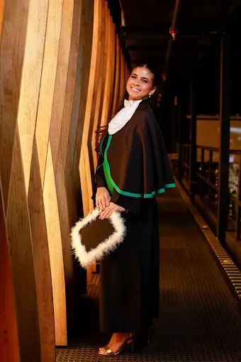 Júlia Oliveira, psicóloga, sorrindo